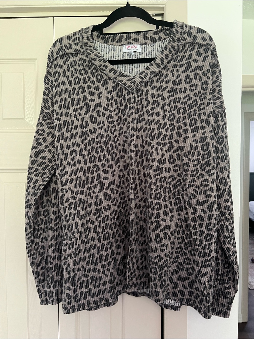 *NWOT* Moco Boutique Leopard Print V-Neck Waffle Knit Sweater - Gray